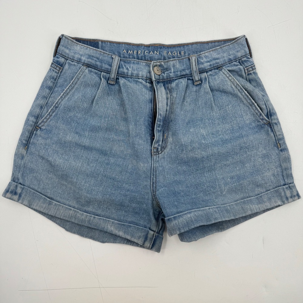 American Eagle Outfitters Mom‎ Shorts Light Wash Denim Cuffed Pleated Size 4